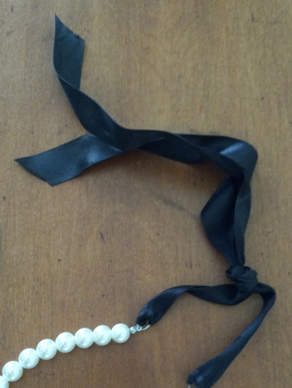 Chic White Pearl Beaded Choker Statement Necklace Black Ribbon Closure - Picture 6 of 6